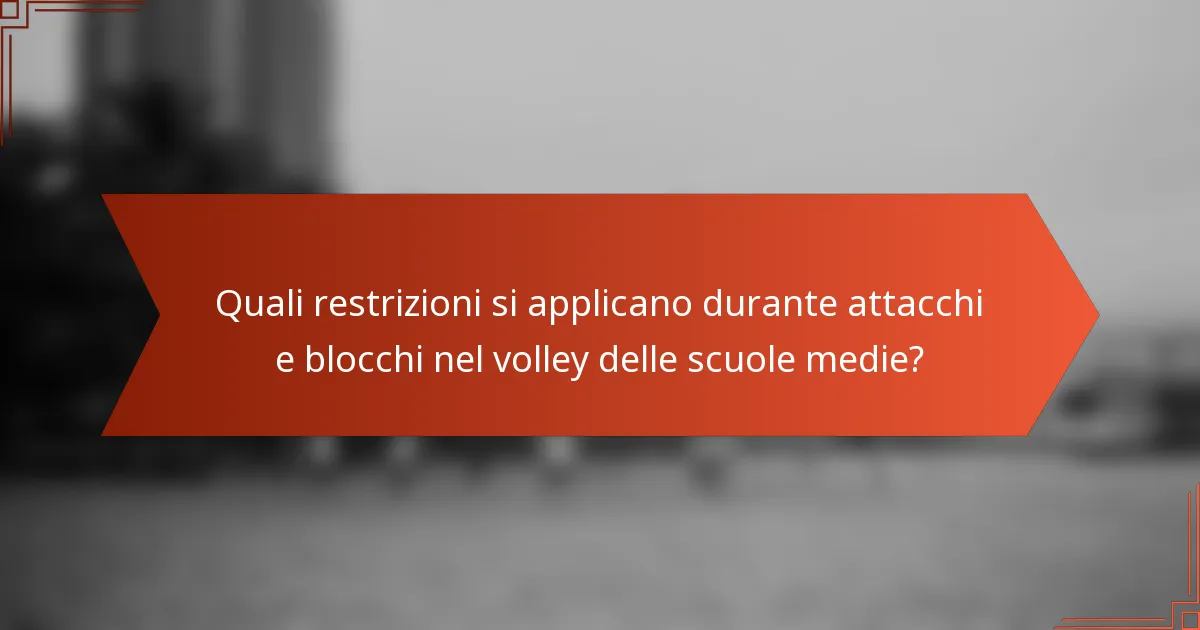 Quali restrizioni si applicano durante attacchi e blocchi nel volley delle scuole medie?